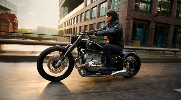 Rijdende motorrijder op Concept R 18