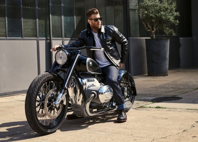 Motorrijder op Concept R 18