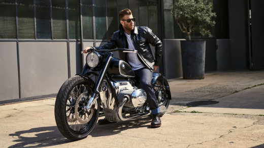 Motorrijder op Concept R 18